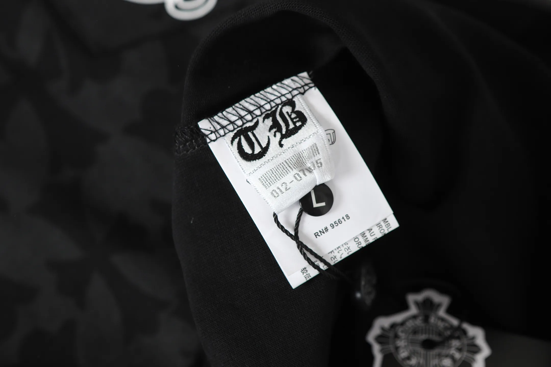 P170 Chrome Hearts CH Chrome Hearts Dark Pattern Horseshoe Sanskrit Short Sleeve T-shirt Uses direct injection imported machine printing Hardware and accessories are milled and customized Correctly configured Black 2025 Chrome Hearts authentic packaging 260 grams of custom-dyed double-yarn cotton Large version Loose and stylish Differentiated from lower versions Slim and long version The upper body stretches the hips 100% commitment: top quality Not fast food The highest version on the market Top quality - different from the ordinary versions on the market If you care about quality, you should also respect the price. Absolutely 0 after-sales service and 0 return rate so far. It’s hard not to love the style - 260g double yarn cotton custom dyed fabric - Correct high-density main mark, washed tag, hand-sewn